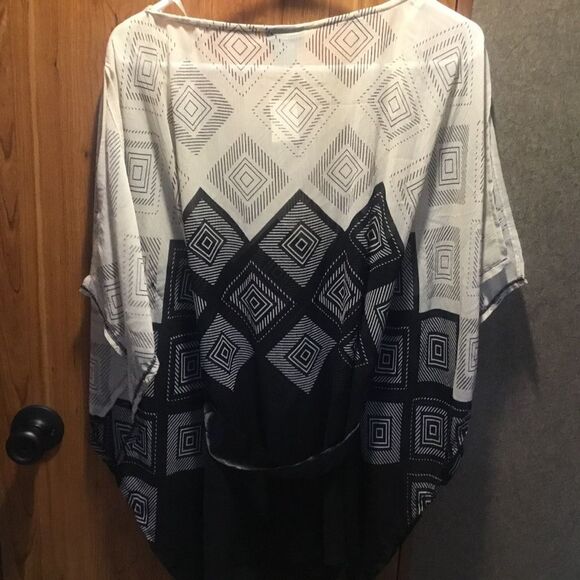 SALE. a BUY 2/$30. NWT.  Dots Brand Women’s Poncho Top in Women’s Size Medium - Picture 3 of 9